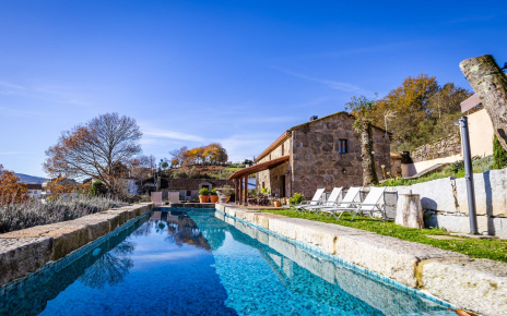 Casa y piscina rebosante